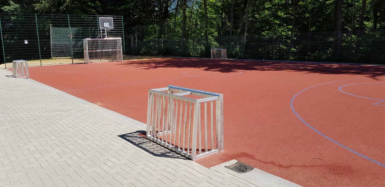 Mehrgenerationenspielplatz Minitore Bolztore mit Basketballaufbau