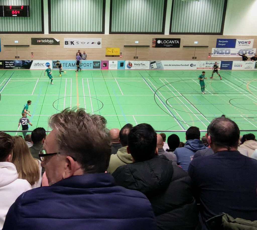 Volle Zuschauertribüne beim Addi-Vetter-Cup 2022 in der Schlosswallhalle in Osnabrück