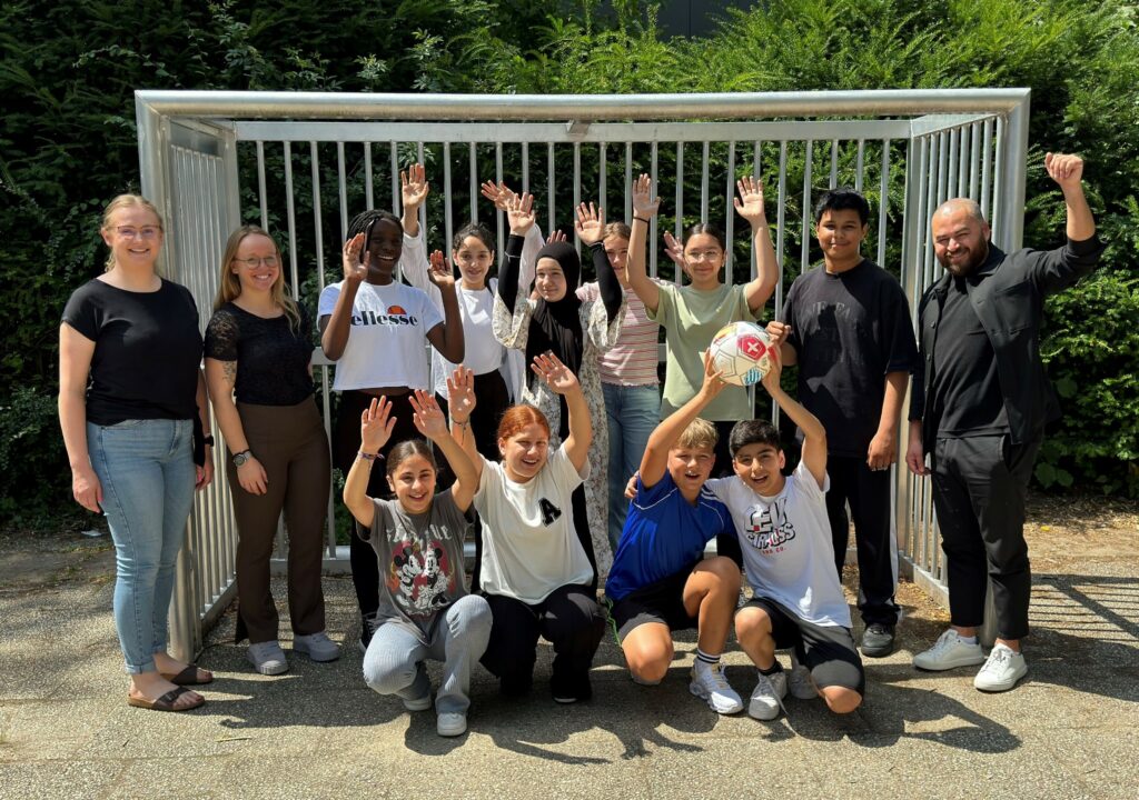 Fußballtor-Upcycling - Brackweder Realschule erhält zwei Bolztore für den Schulhof