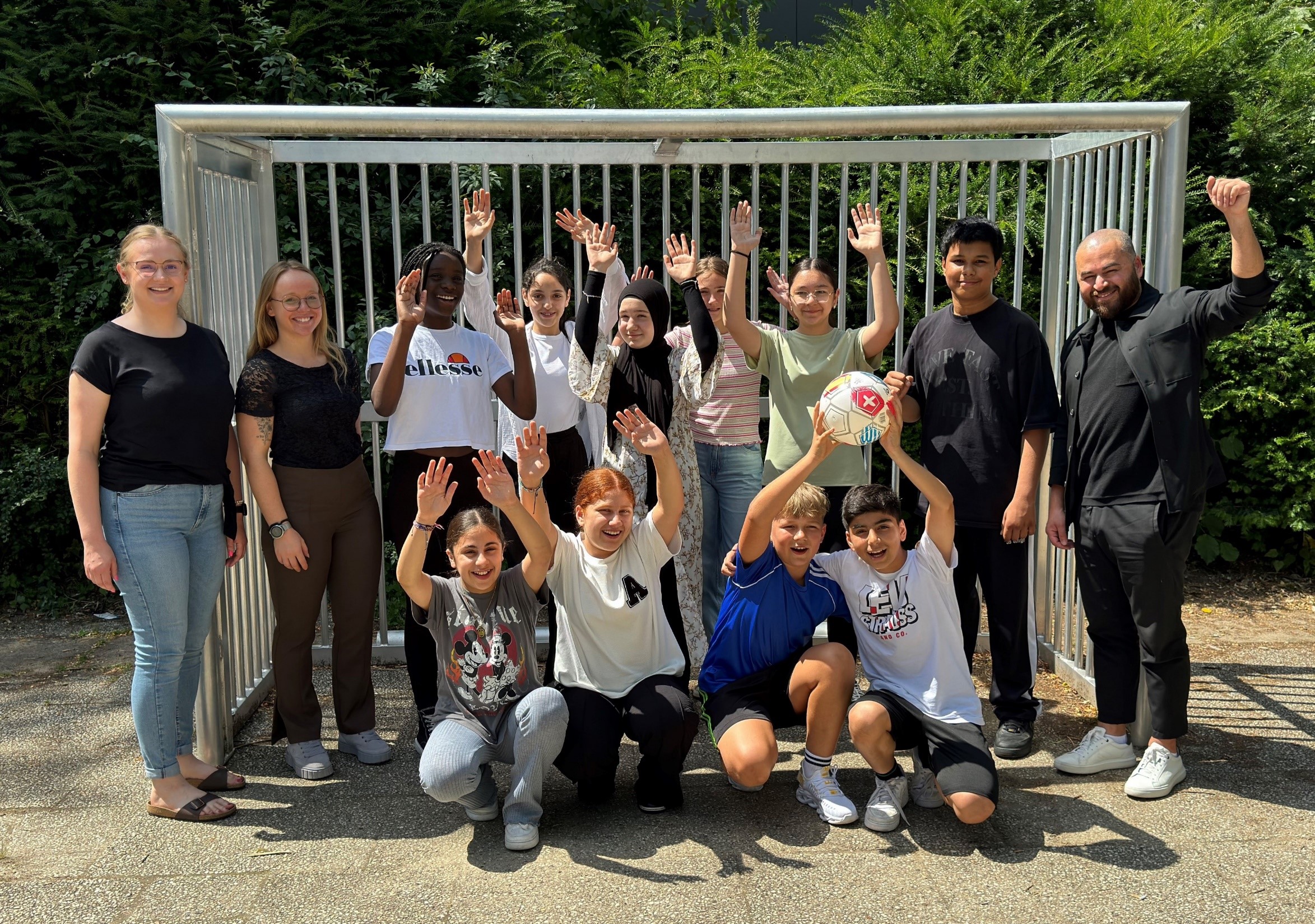 Fußballtor-Upcycling - Brackweder Realschule erhält zwei Bolztore für den Schulhof